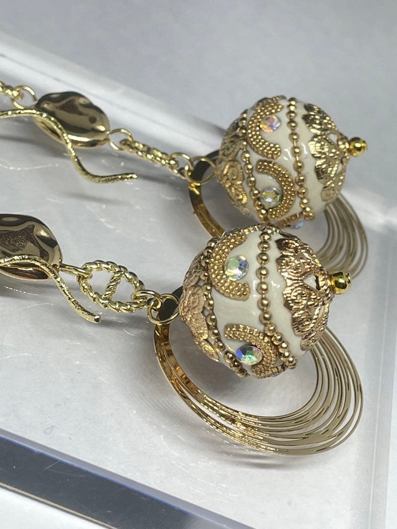 No.1132 クリームアジアンボールのロングピアス　オリエンタル　大ぶり