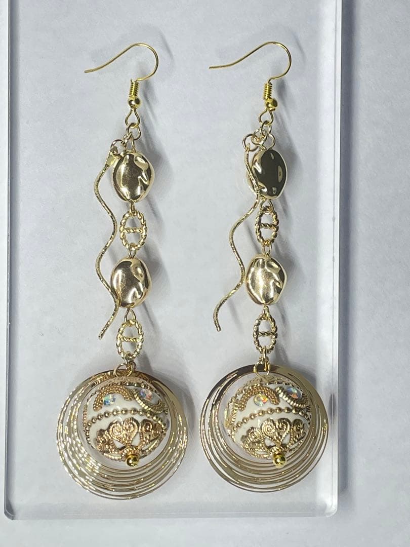 No.1132 クリームアジアンボールのロングピアス　オリエンタル　大ぶり