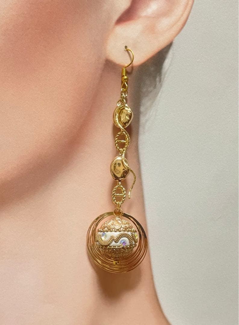 No.1132 クリームアジアンボールのロングピアス　オリエンタル　大ぶり