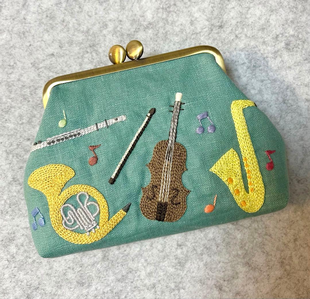 ハンドメイド　手刺繍　がま口ポーチ☆ kikiです