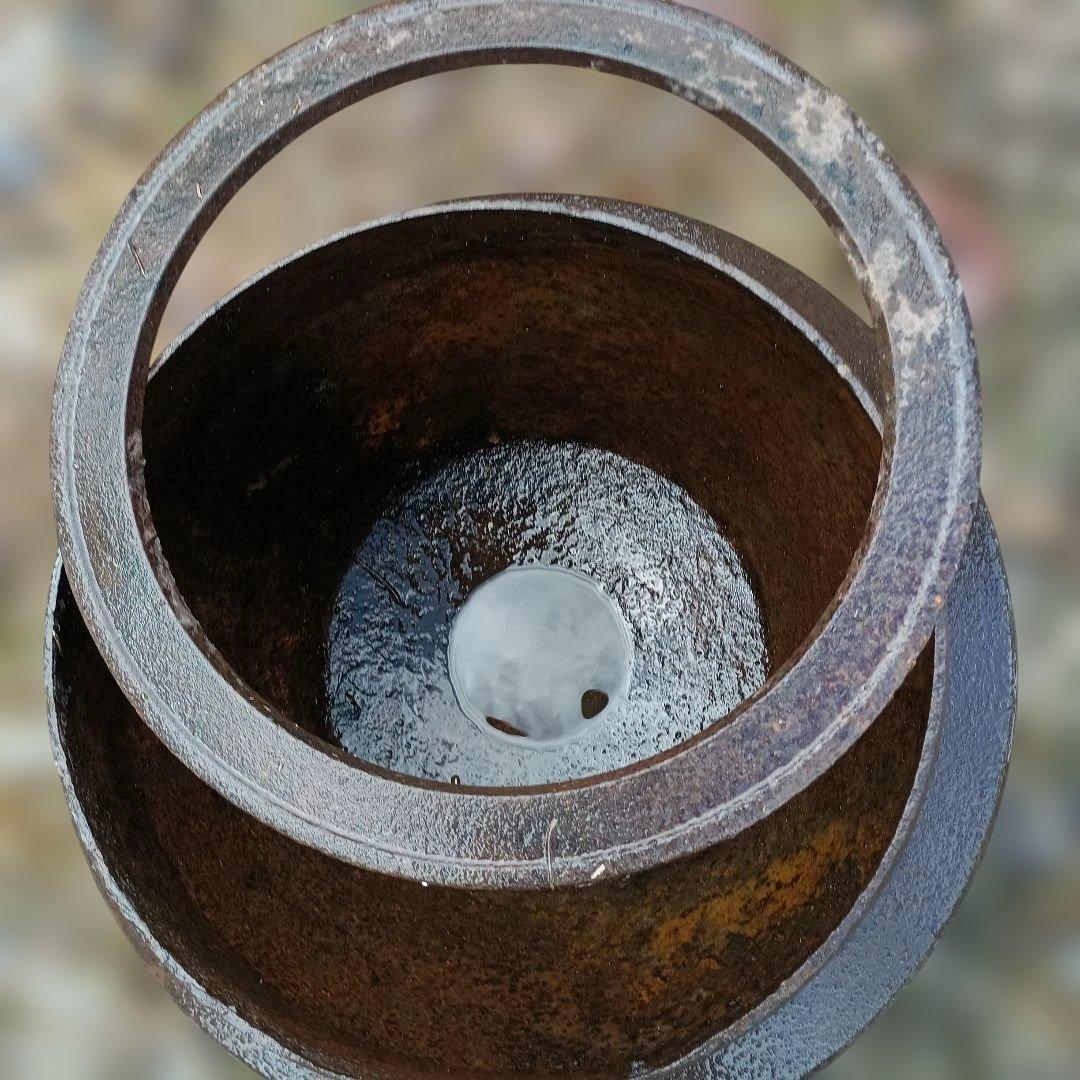 羽釜鉄製。５０㌢、高さ30㌢、水の入っている所は、３５㌢