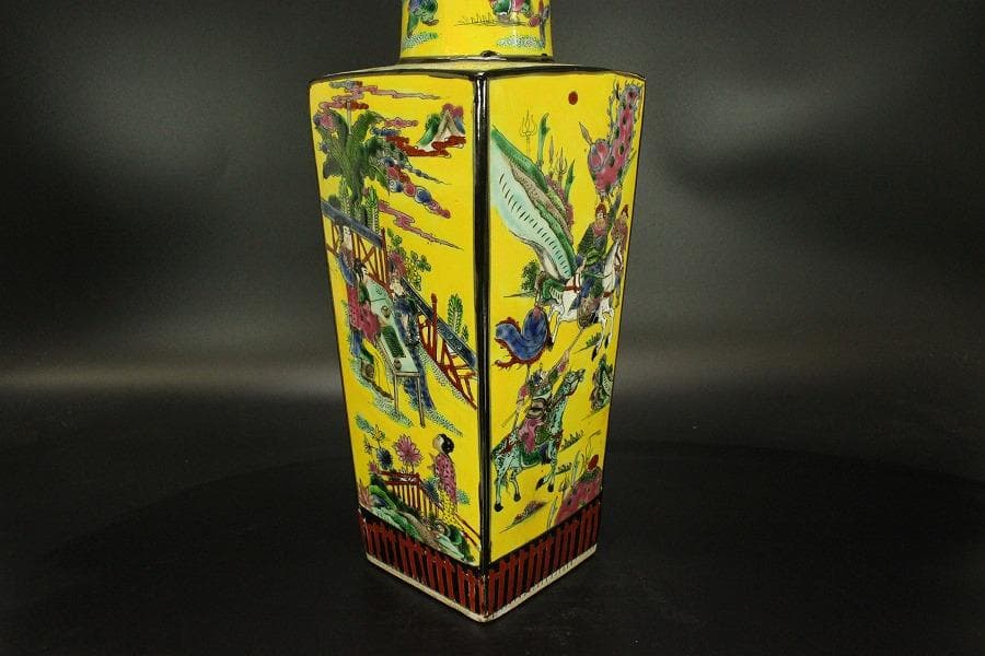 中国美術 色絵人物紋 四方瓶(P127)