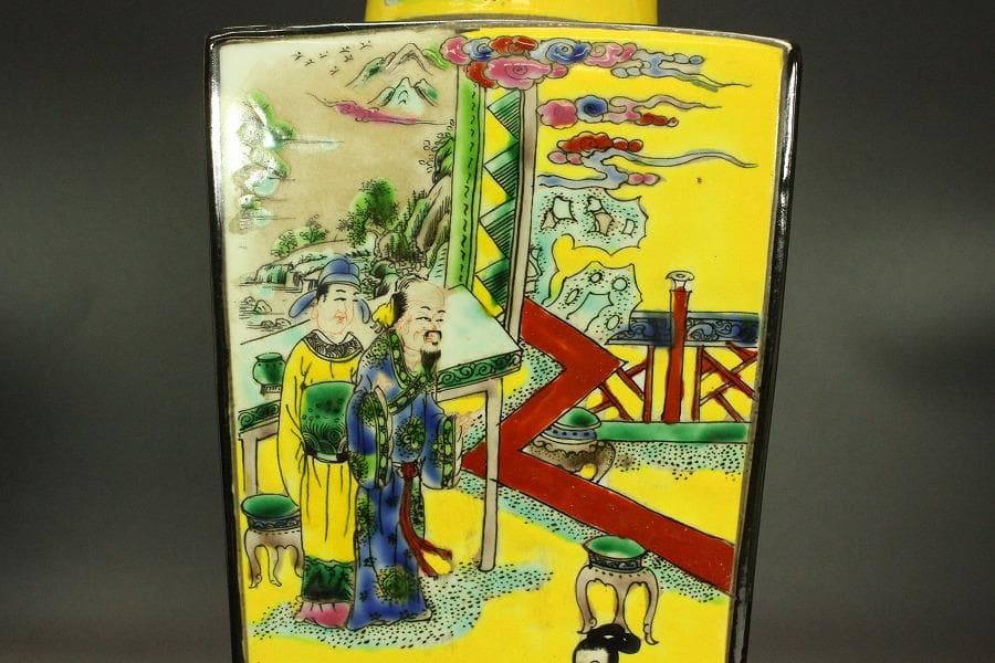 中国美術 色絵人物紋 四方瓶(P127)