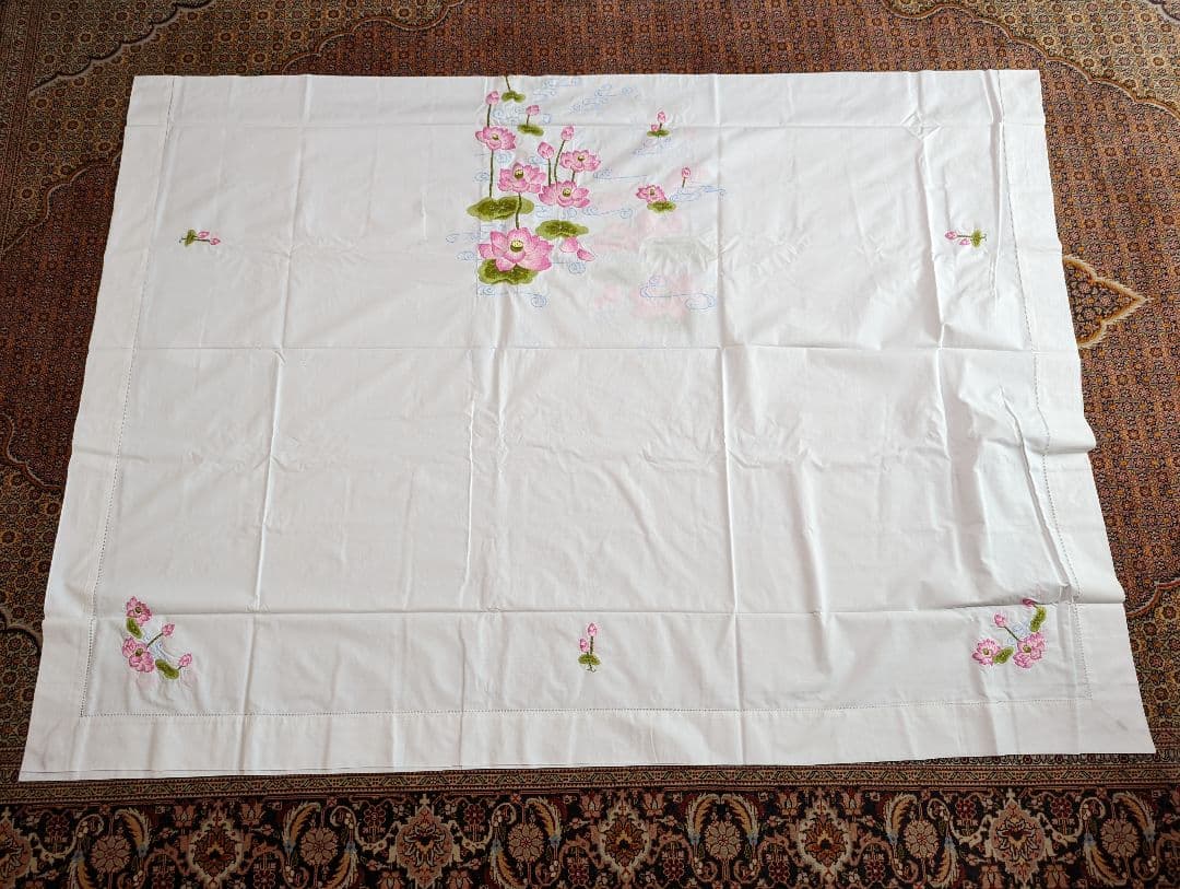 新品 手刺繍入り テーブルクロス　Ninh Khuong Table Cloth