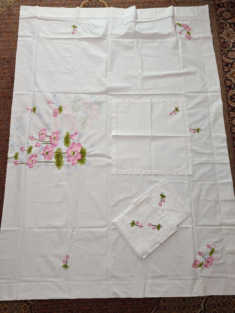 新品 手刺繍入り テーブルクロス　Ninh Khuong Table Cloth