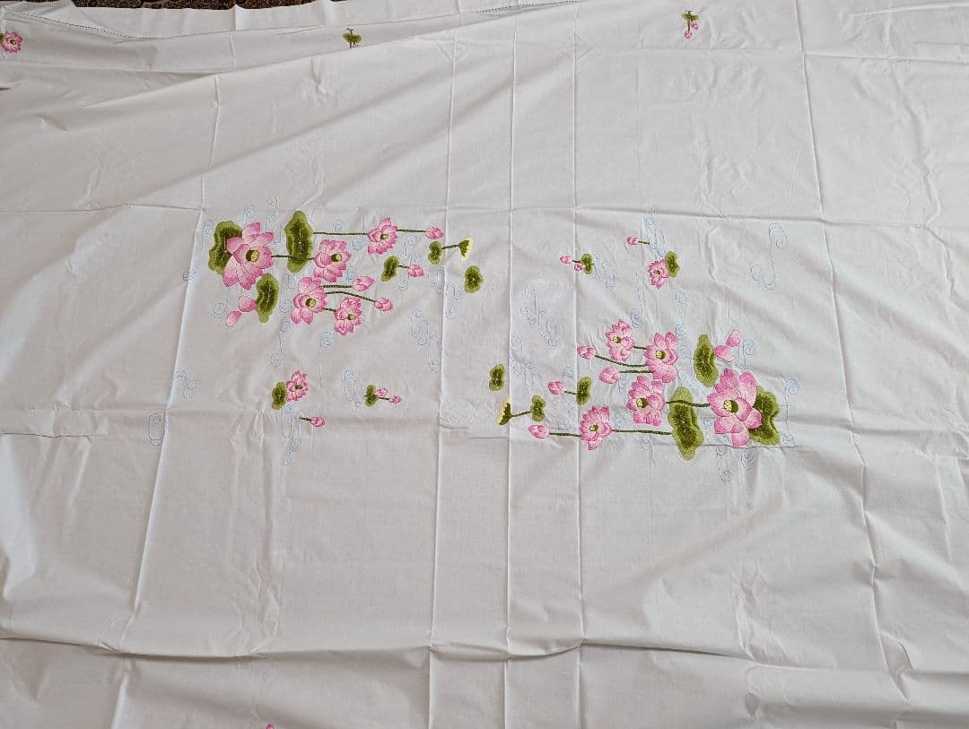 新品 手刺繍入り テーブルクロス　Ninh Khuong Table Cloth