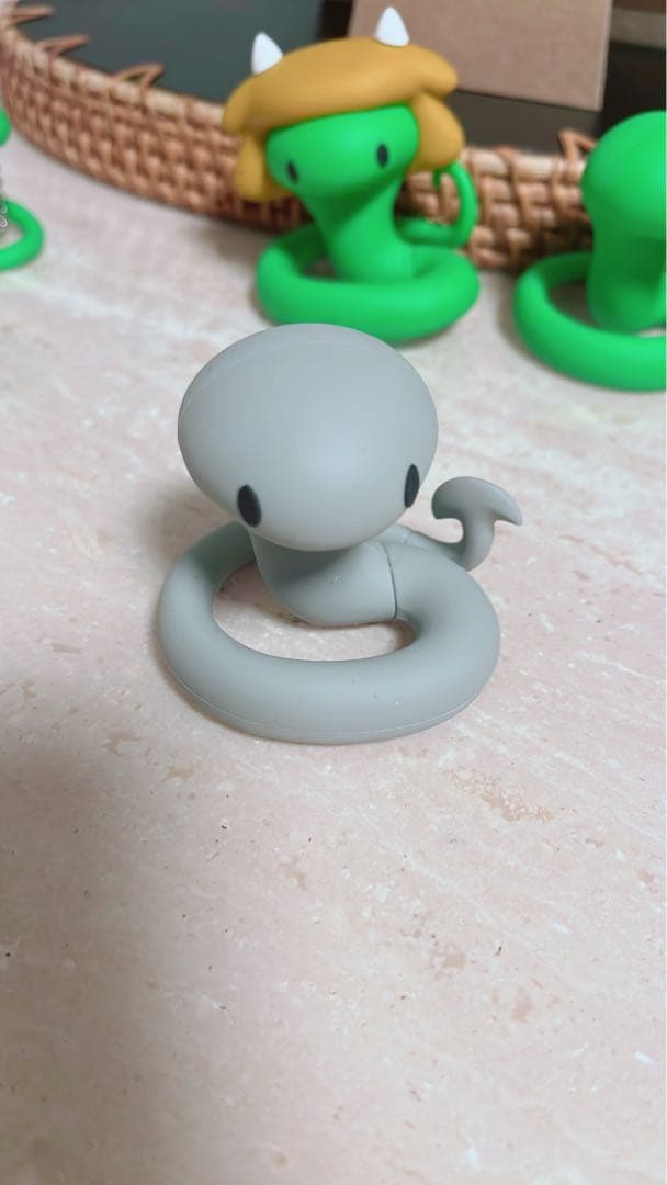 ヘビの命 牛沢 ピンバッジとフィギュアセット