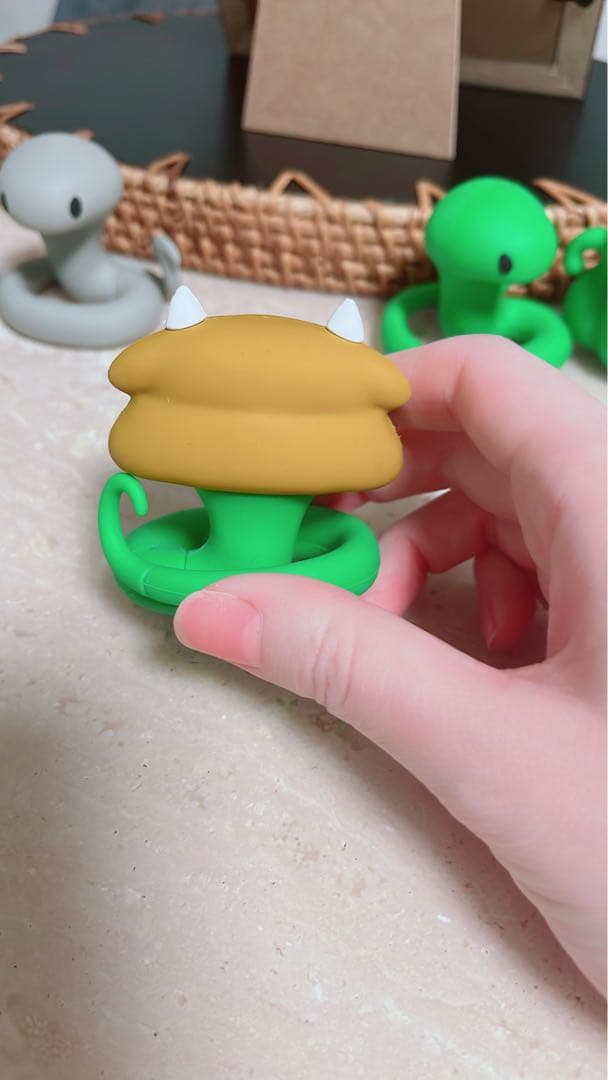 ヘビの命 牛沢 ピンバッジとフィギュアセット