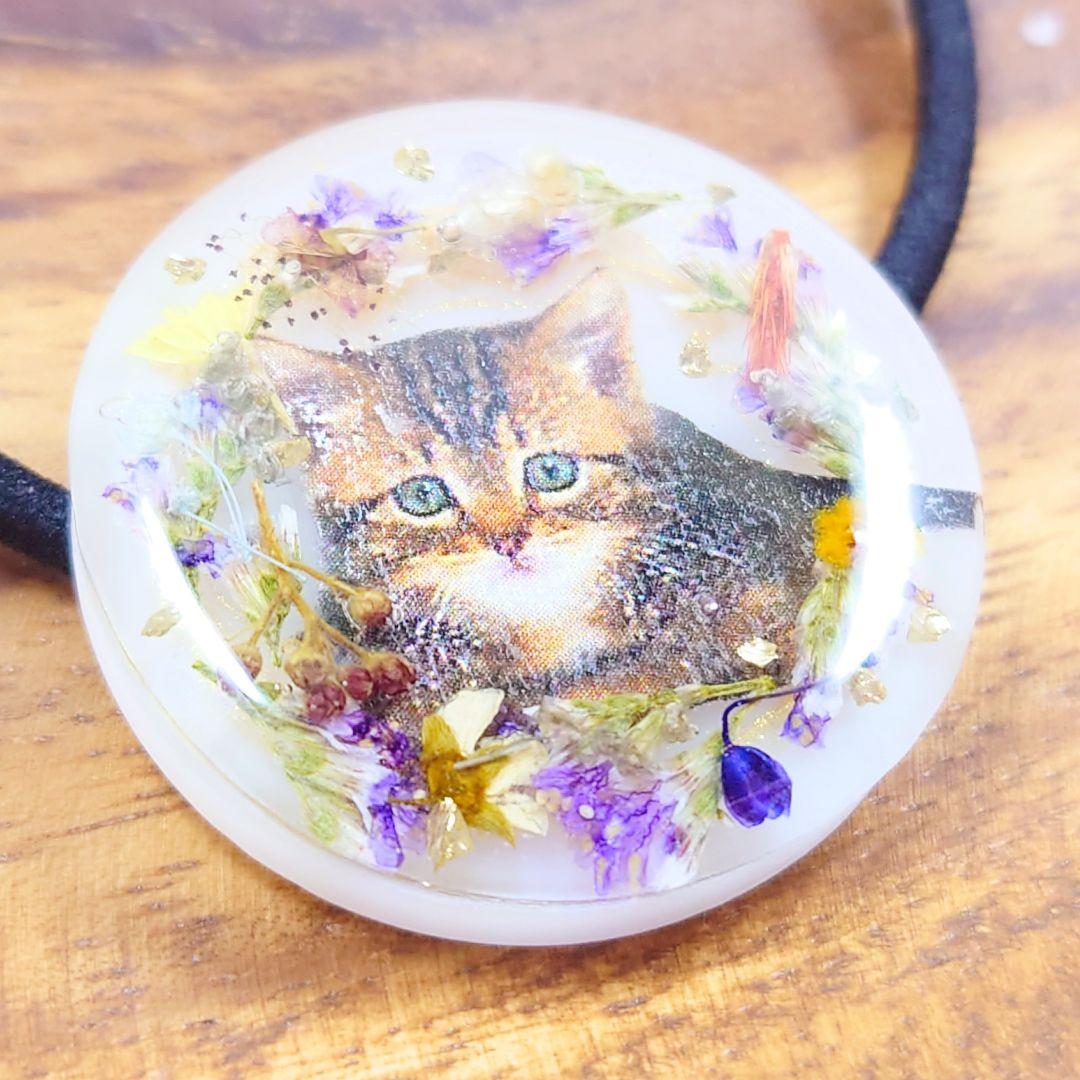 押し花リースと猫ちゃんのヘアゴム ハンドメイド レジン ホワイト お花 ブローチ