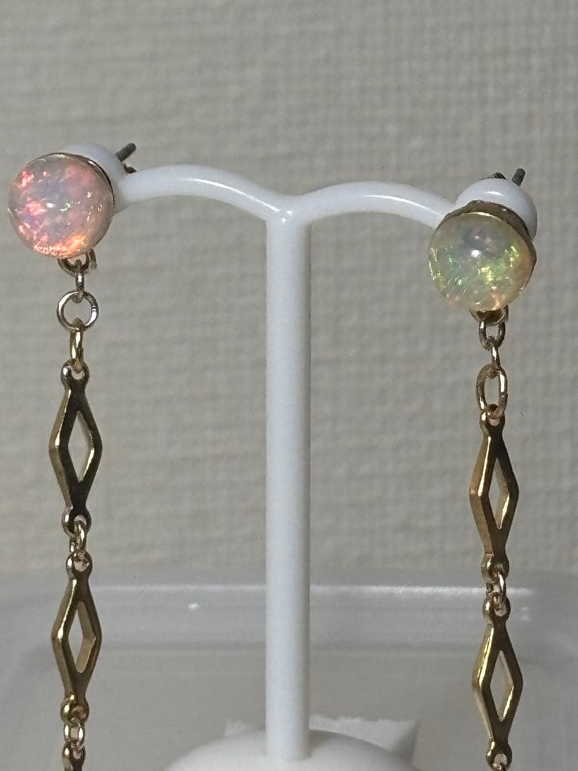 揺れるオパールのピアス