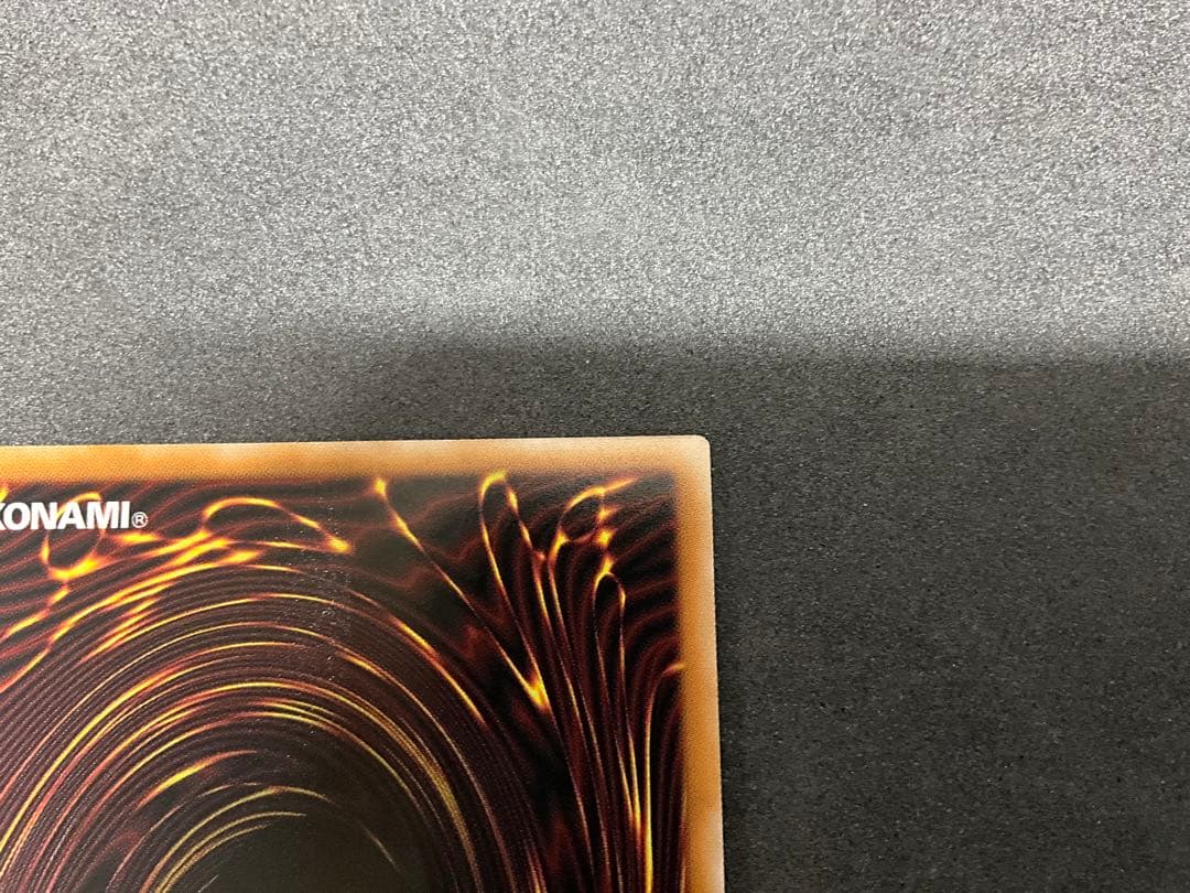 美品　遊戯王　王のしもべブラックマジシャン　プリズマ