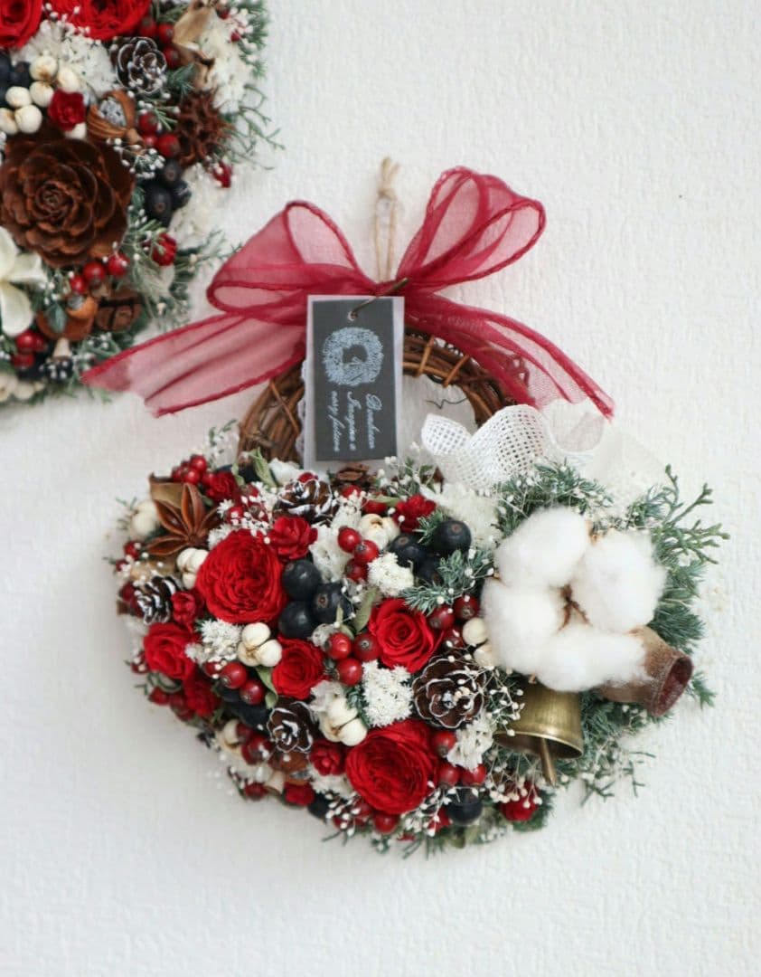 ドライフラワーꕤ︎︎赤いバラと木の実いっぱい Xmas 花籠リースꕤ壁飾り