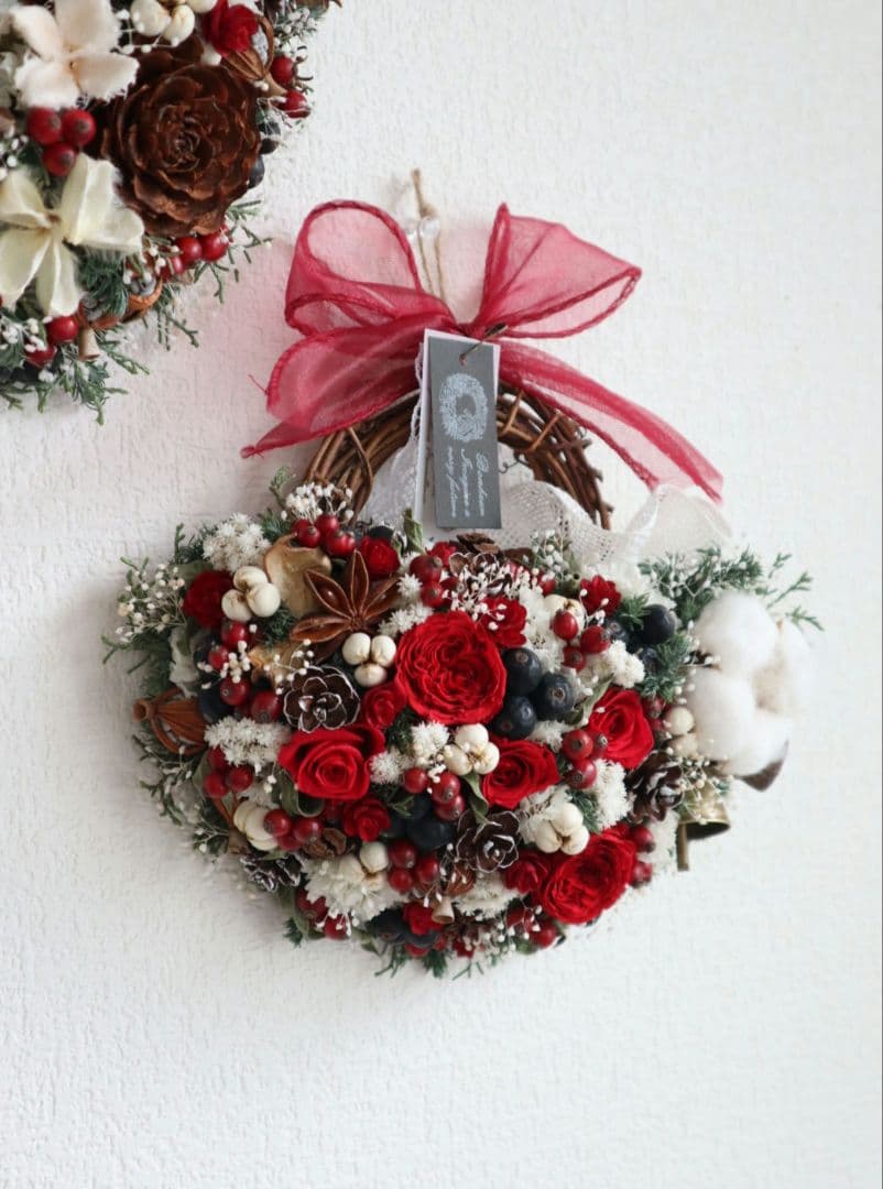 ドライフラワーꕤ︎︎赤いバラと木の実いっぱい Xmas 花籠リースꕤ壁飾り