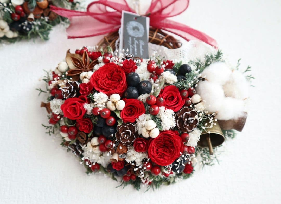ドライフラワーꕤ︎︎赤いバラと木の実いっぱい Xmas 花籠リースꕤ壁飾り