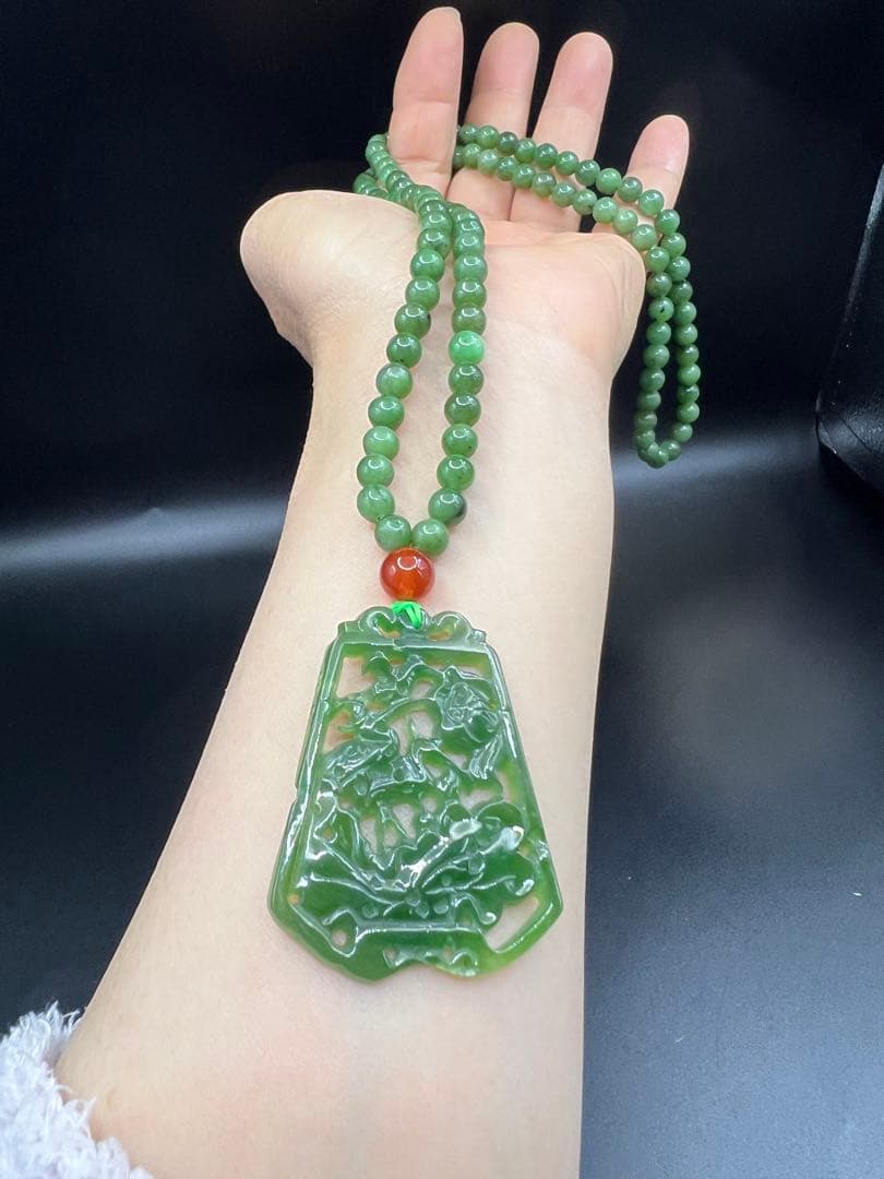 新品　天然石　翡翠彫刻 鳥の水の香り氷緑 根付 ペンダント ネックレスA66