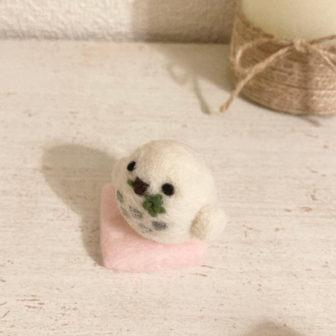 ラッキーモチーフ！小さな白ふくろうさん　羊毛フェルト