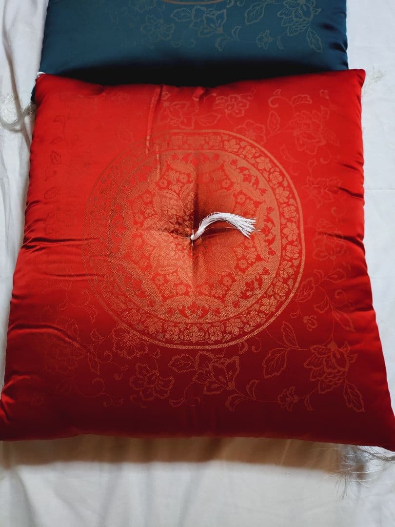 ♡期間限定お値下げ♡【新品　未使用】高級婚礼座布団　刺繍　深緑、赤　2枚組