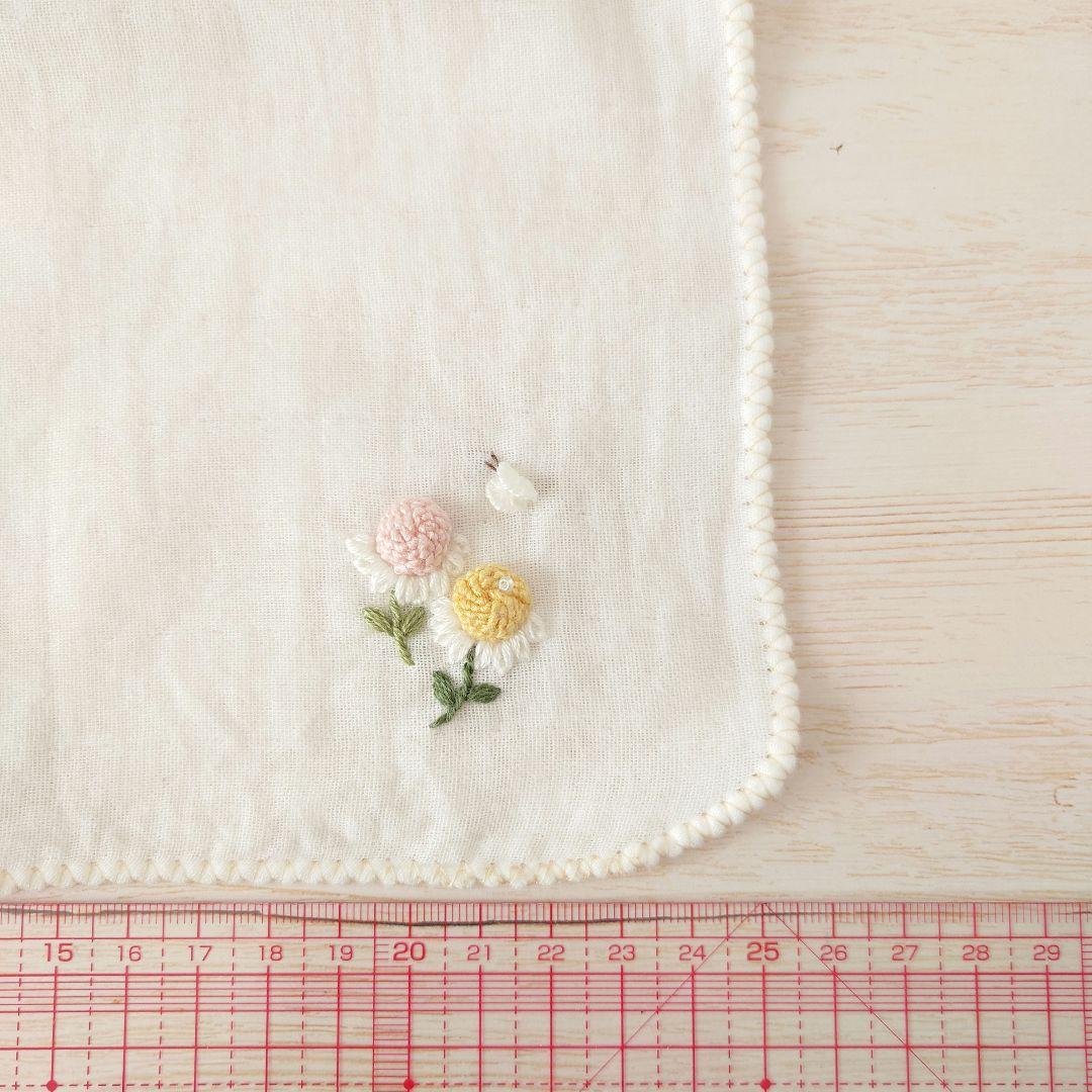 手刺繍入ちっちゃな ガーゼハンカチ【ぷっくりお花】