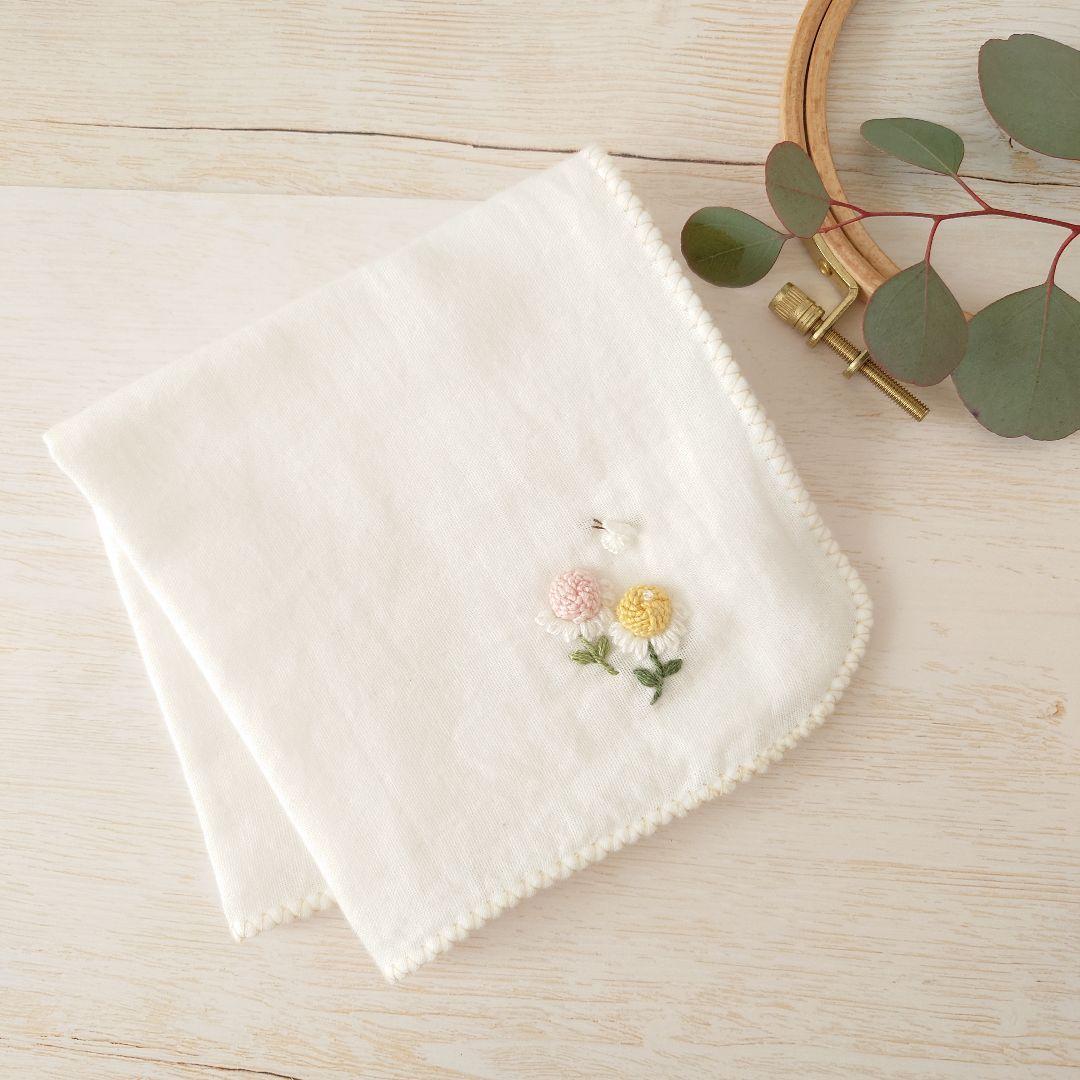 手刺繍入ちっちゃな ガーゼハンカチ【ぷっくりお花】