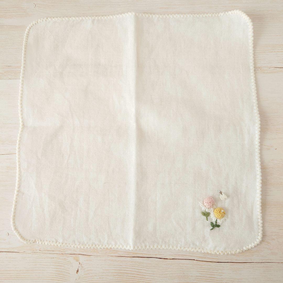 手刺繍入ちっちゃな ガーゼハンカチ【ぷっくりお花】