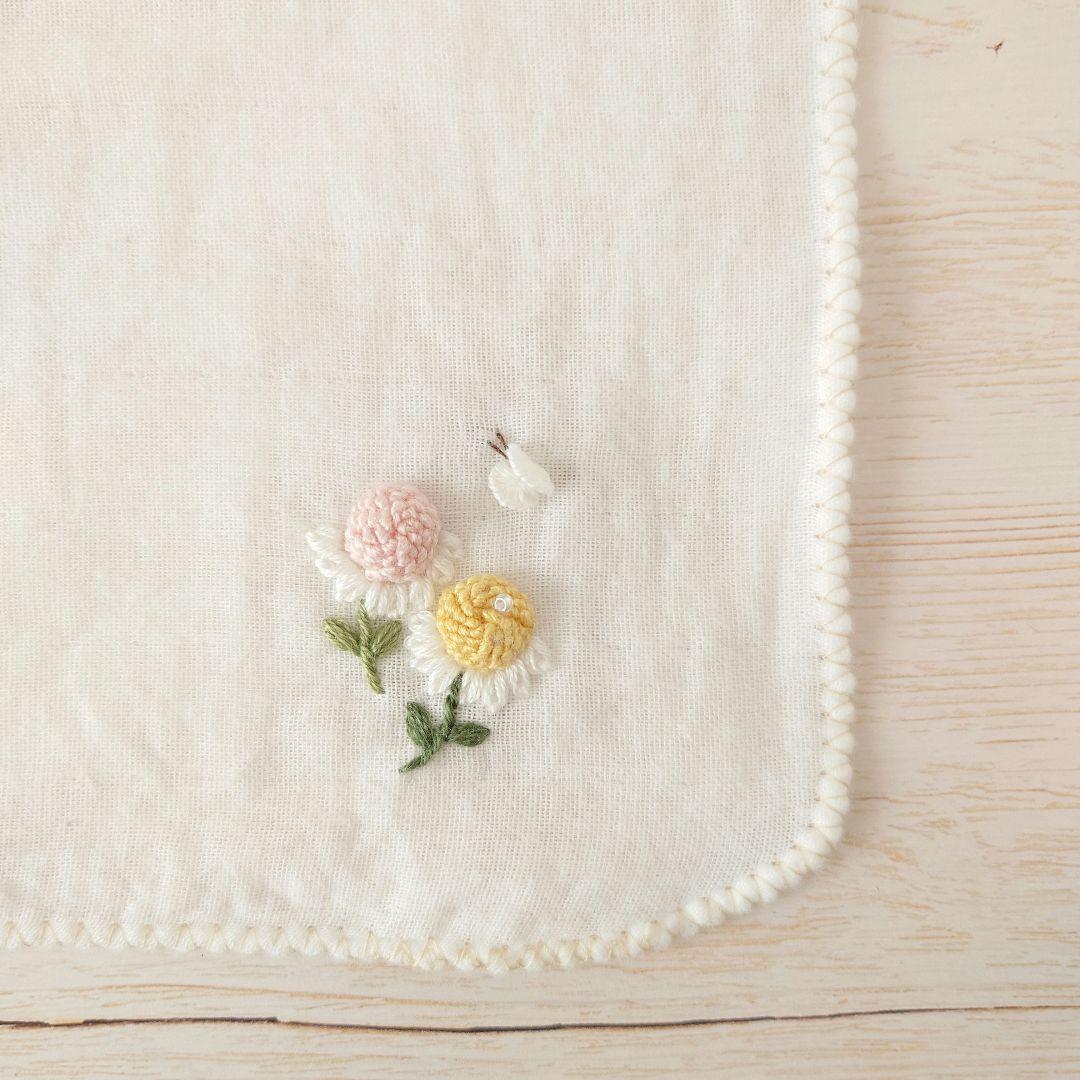手刺繍入ちっちゃな ガーゼハンカチ【ぷっくりお花】