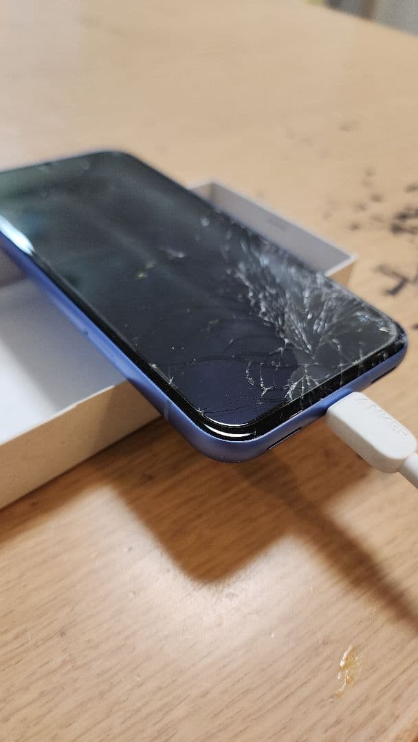 スマートフォン本体 Pixel8a 画面割れ