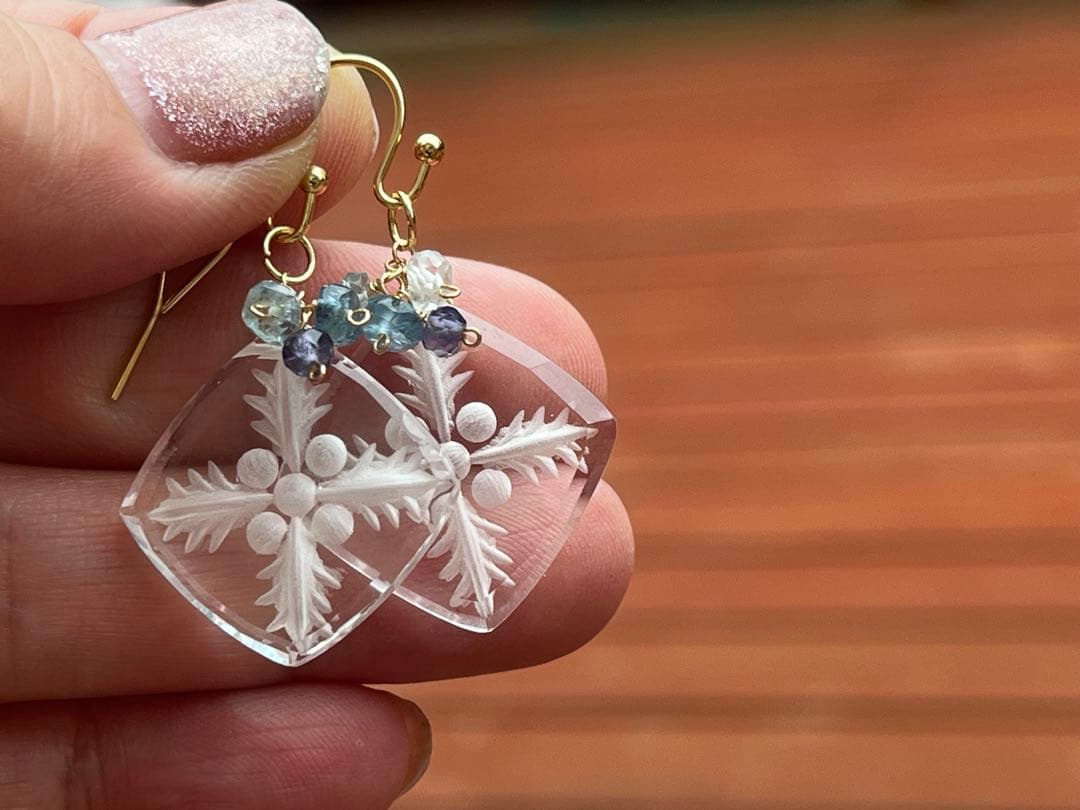 SALE② 最高品質のバックカービング水晶ハワイアンキルトピアス