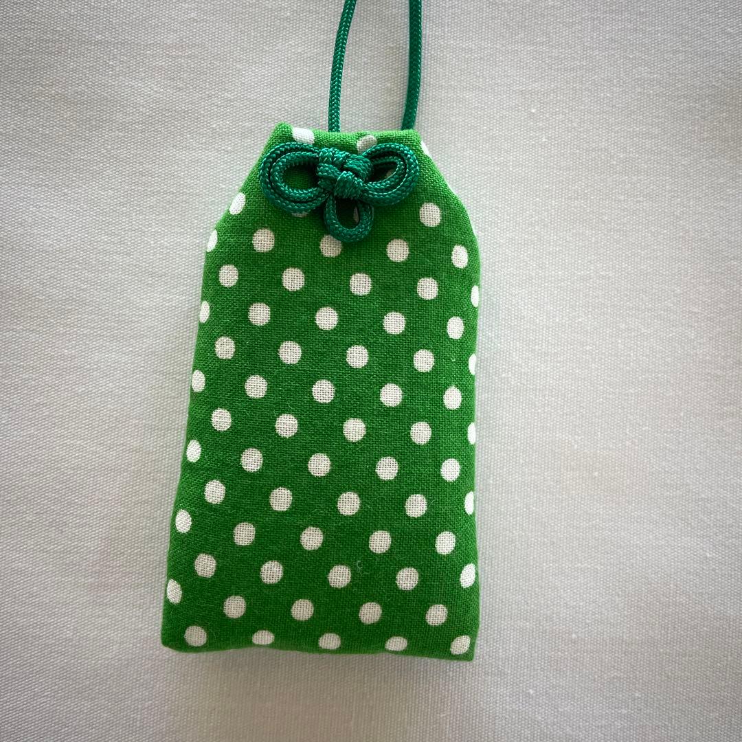 309.handmade 御守り袋　緑　水玉　ドット　ふわふわ