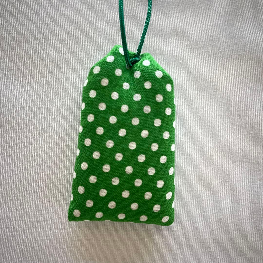 309.handmade 御守り袋　緑　水玉　ドット　ふわふわ