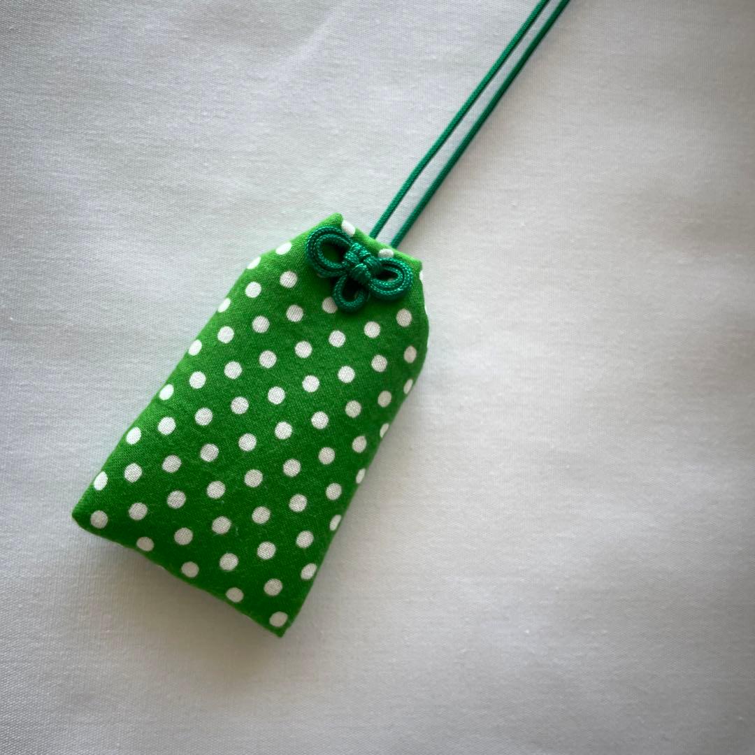 309.handmade 御守り袋　緑　水玉　ドット　ふわふわ