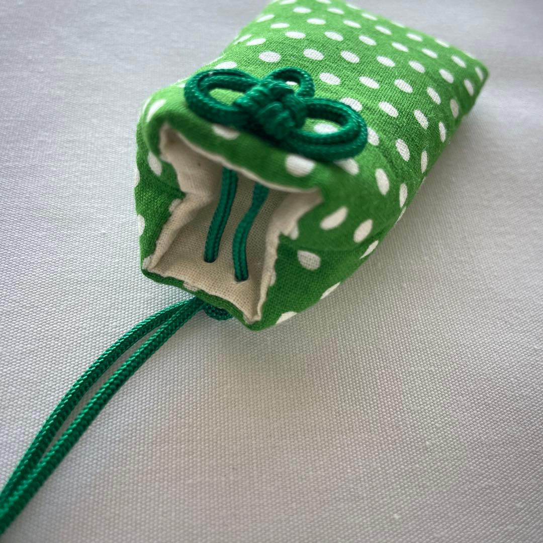 309.handmade 御守り袋　緑　水玉　ドット　ふわふわ