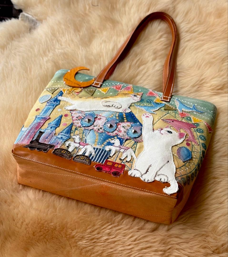 (手づくり)\"ハッピーライクなシロと茶トラ\"ねこと遊園地のトートバッグ刺繍