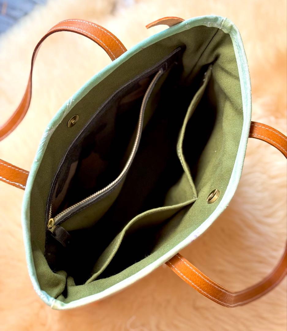 (手づくり)\"ハッピーライクなシロと茶トラ\"ねこと遊園地のトートバッグ刺繍