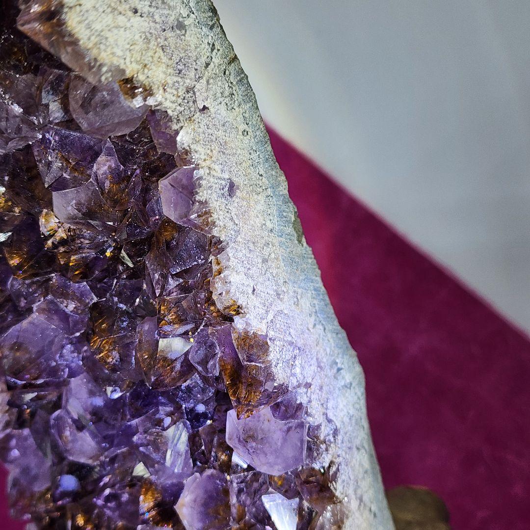 希少カコクセナイト入りアメジストクラスター 天然石置物 木製専用スタンド付き