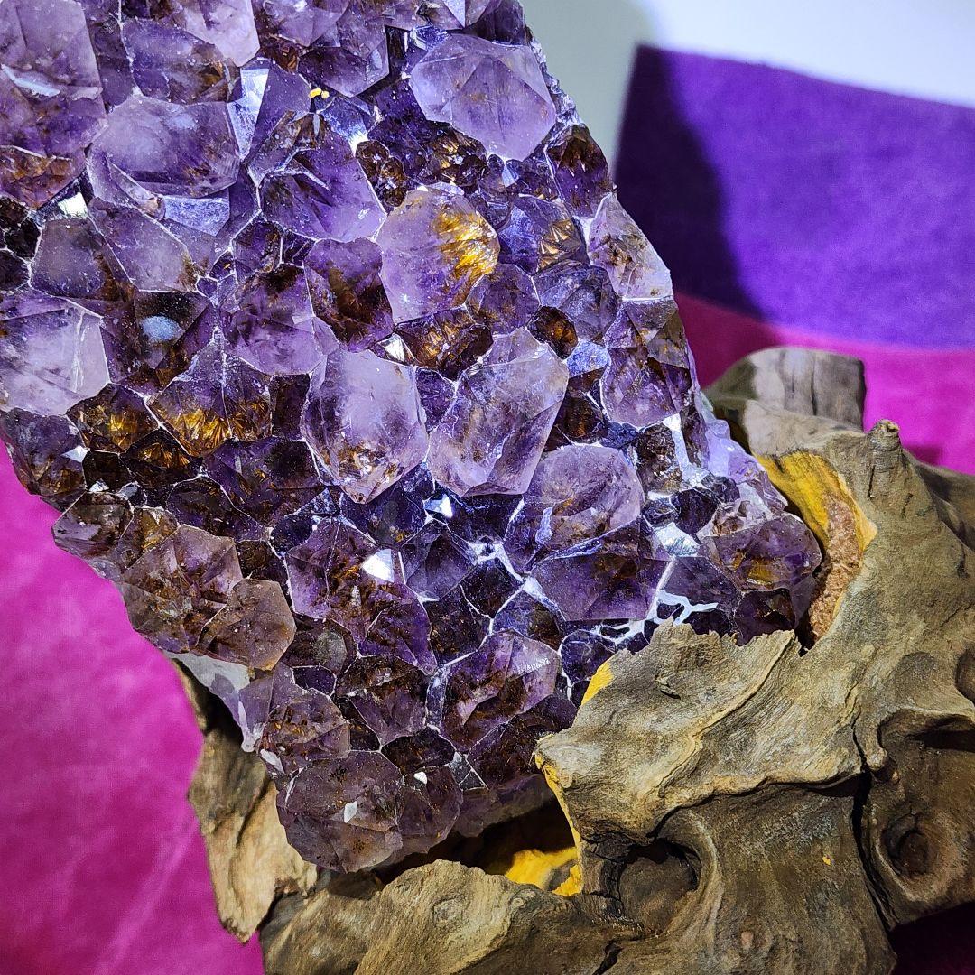 希少カコクセナイト入りアメジストクラスター 天然石置物 木製専用スタンド付き