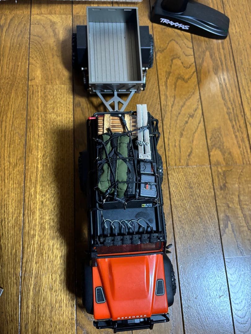 トラクサス4M、社外品リヤトレーラー付き