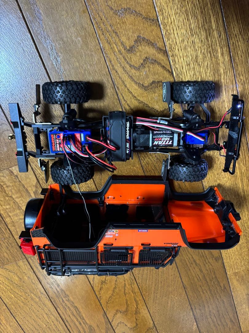 トラクサス4M、社外品リヤトレーラー付き