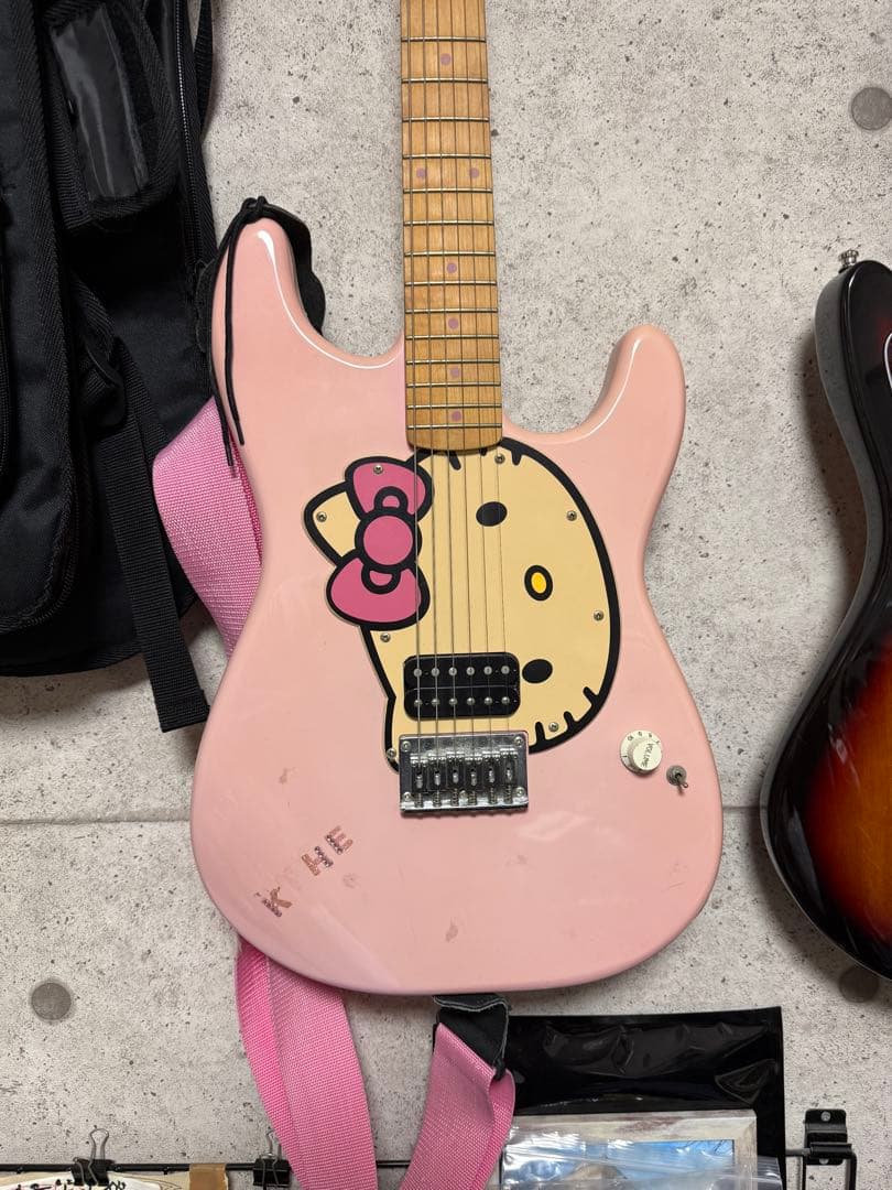 中古　色あせ　ハローキティ エレキギター ピンク　Fender SQUIER