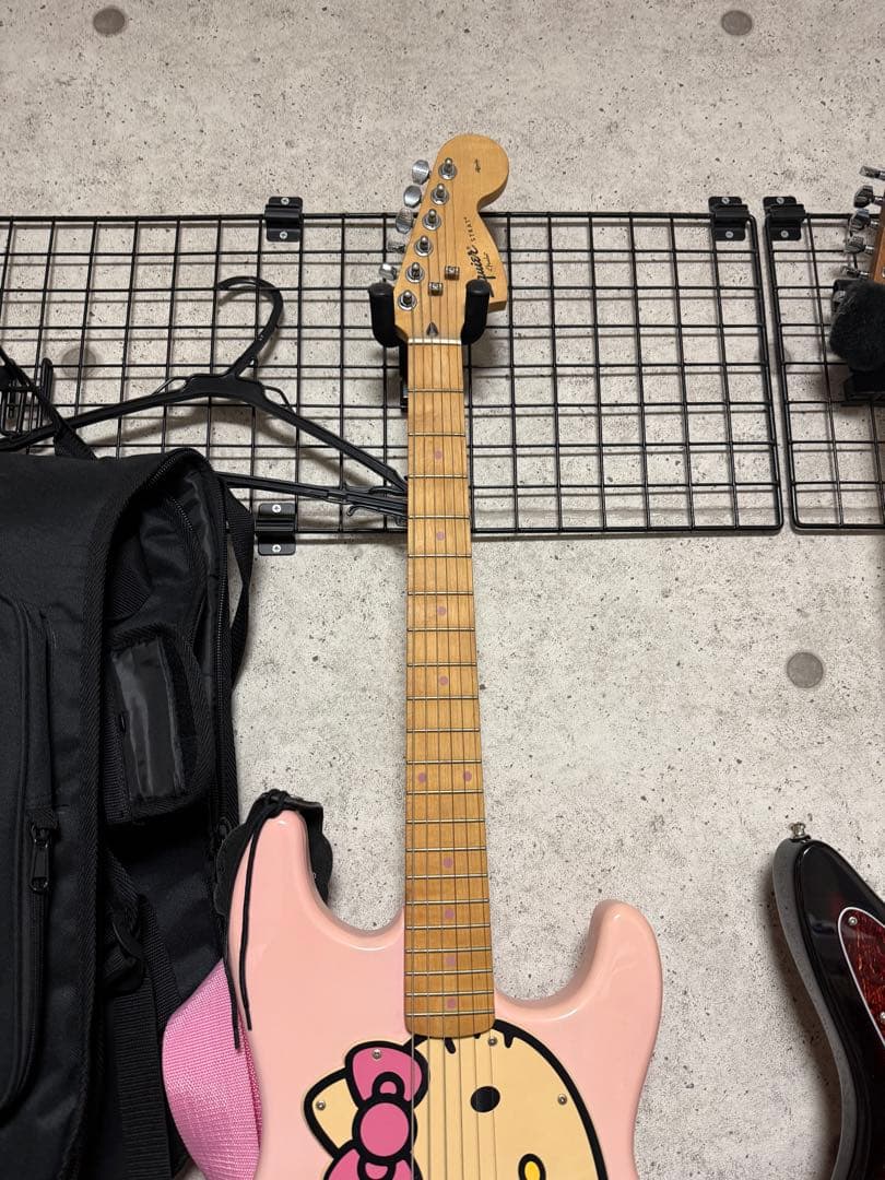 中古　色あせ　ハローキティ エレキギター ピンク　Fender SQUIER