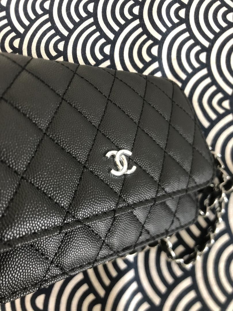 ブラック　バッグ　ブランドロゴ　レザー　ショルダーバッグ　高級感　男女兼用