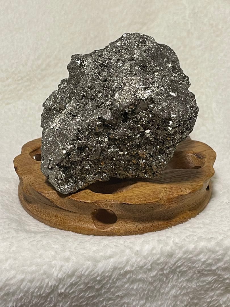 成功と豊かさ　1250g パイライト原石　台座付き