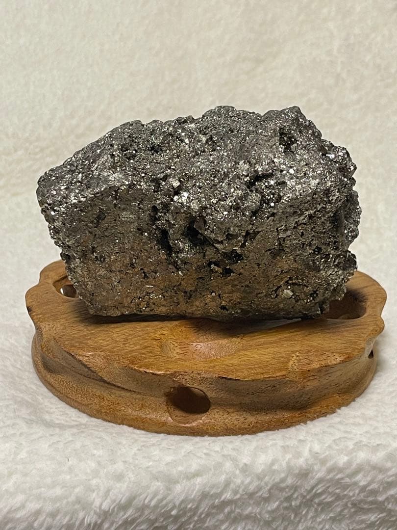 成功と豊かさ　1250g パイライト原石　台座付き