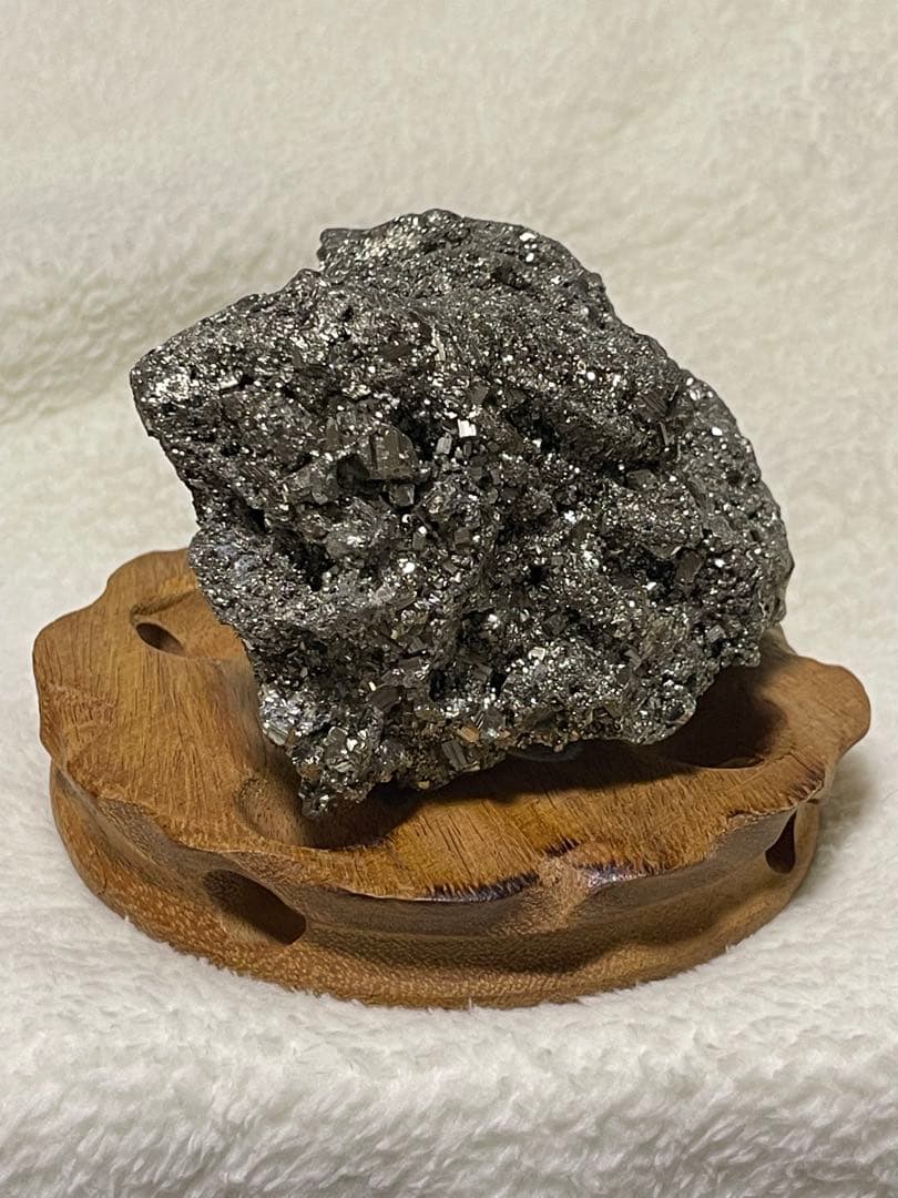 成功と豊かさ　1250g パイライト原石　台座付き