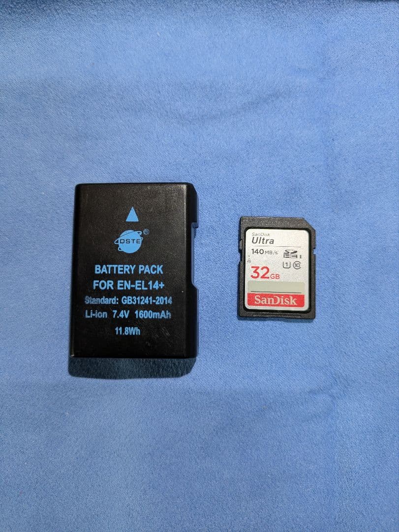 Nikon　D3300 ＋レンズ　S数607回 　ほぼ新品！