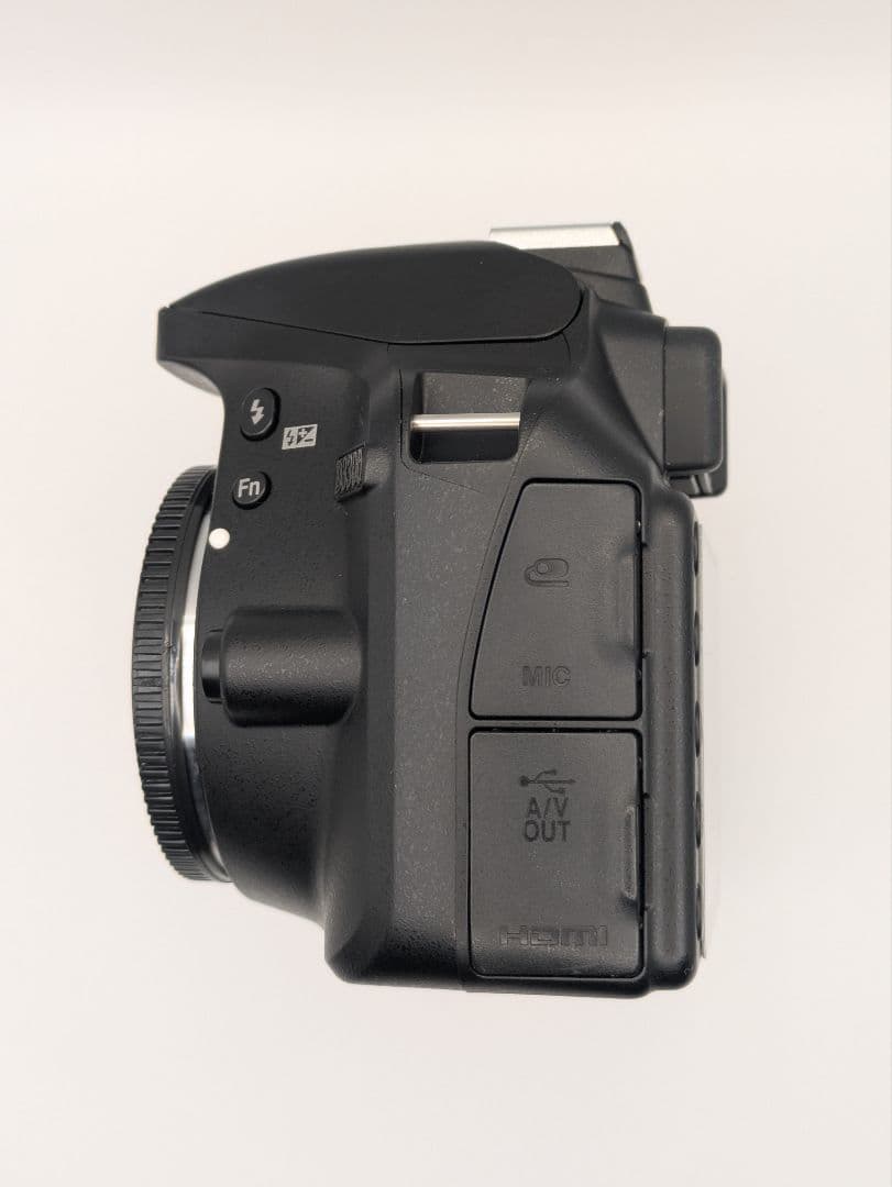 Nikon　D3300 ＋レンズ　S数607回 　ほぼ新品！