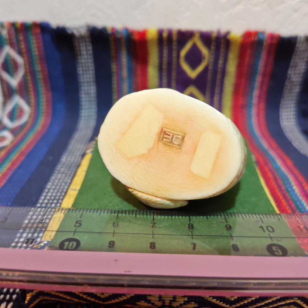 時代提物 彩色人物根付 天然素材 在銘【煙管で一服】高さ約3.9cm 重約33ｇ