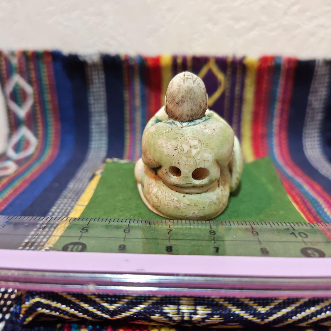 時代提物 彩色人物根付 天然素材 在銘【煙管で一服】高さ約3.9cm 重約33ｇ