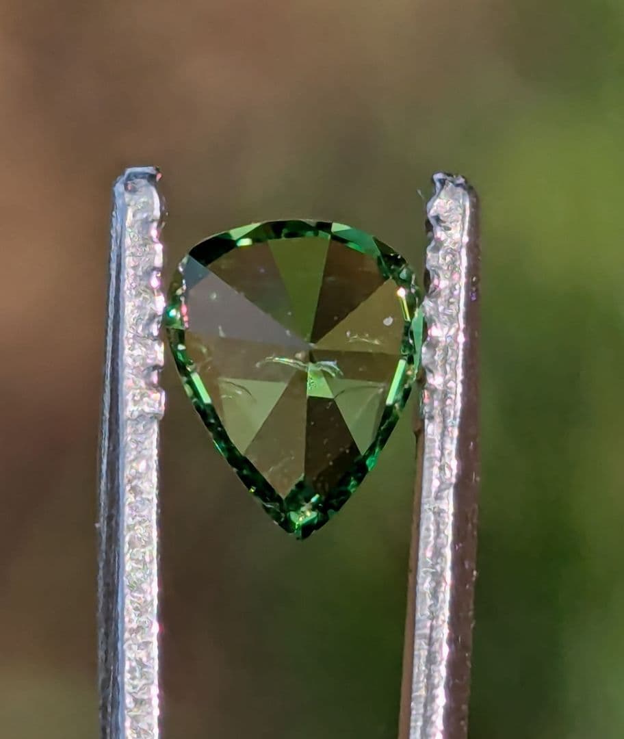 天然グリーンガーネット 0.9ct トリリアントカット ツァボライトタイプ