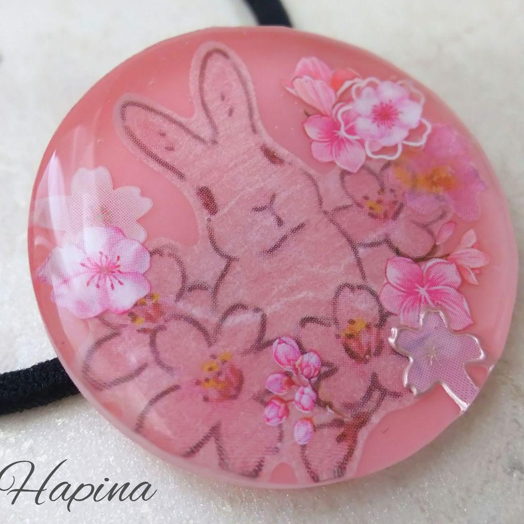 桜の中のうさぎちゃんラウンドレジンヘアゴム