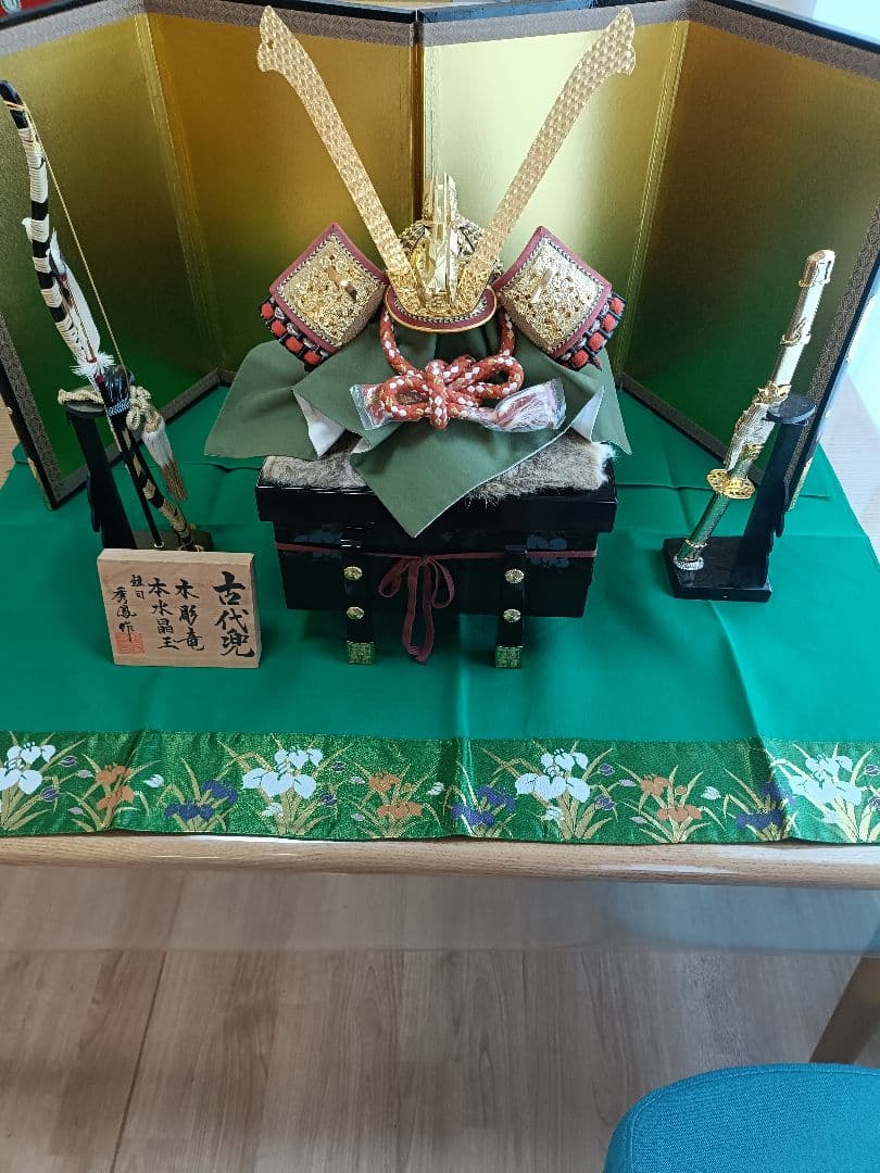 五月人形 伝統的な武士の兜と鎧のセット